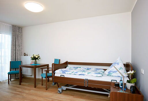 Zimmer mit Bett und Stühlen