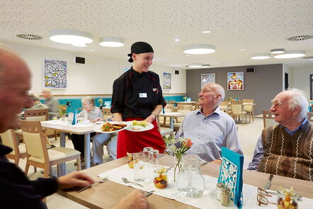 Mittagsmenü nach Wahl aus der hauseigenen Küche